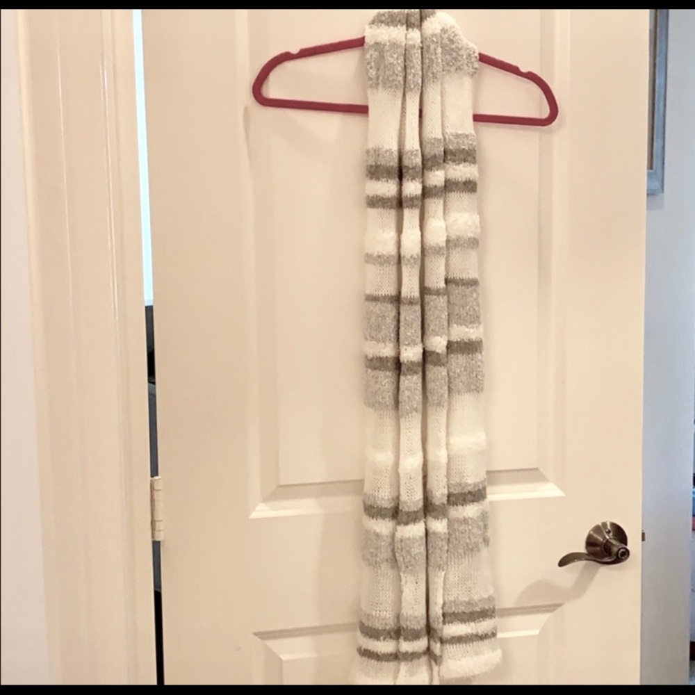 Beautiful soft Lou & Grey scarf - Picture 4 of 6